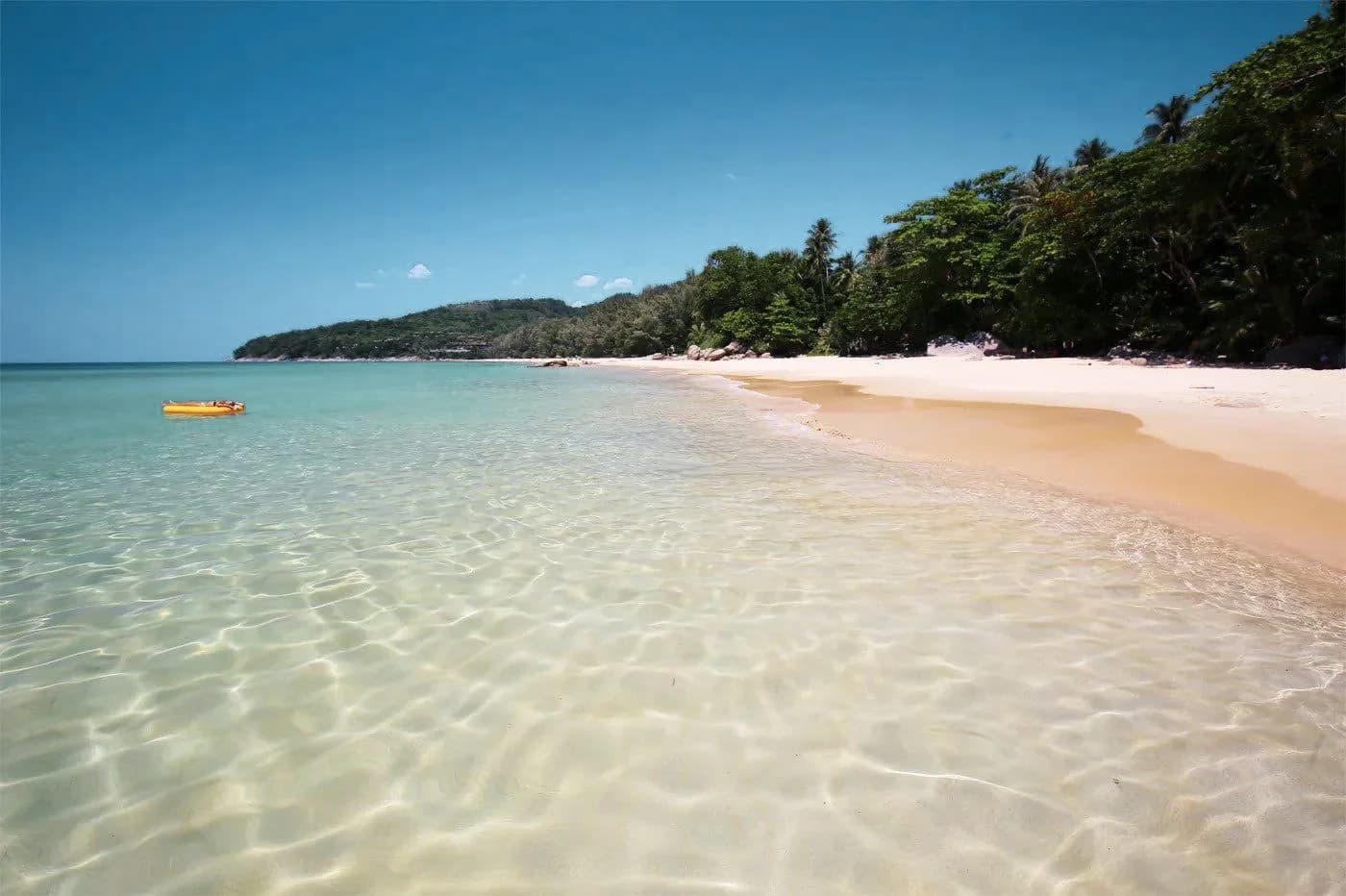 Naithon Beach: klares, flaches Wasser und weißer Sand, der sich bis zur Landzunge schwingt
